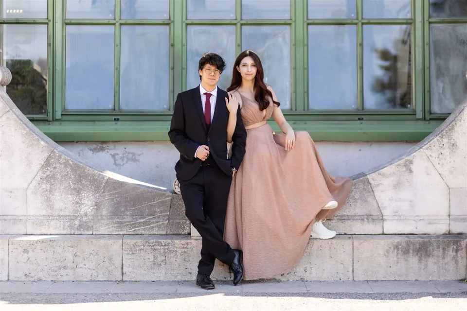 Elegantes verlobtes Paar beim Fotoshooting vor dem Palmenhaus im Wiener Burggarten