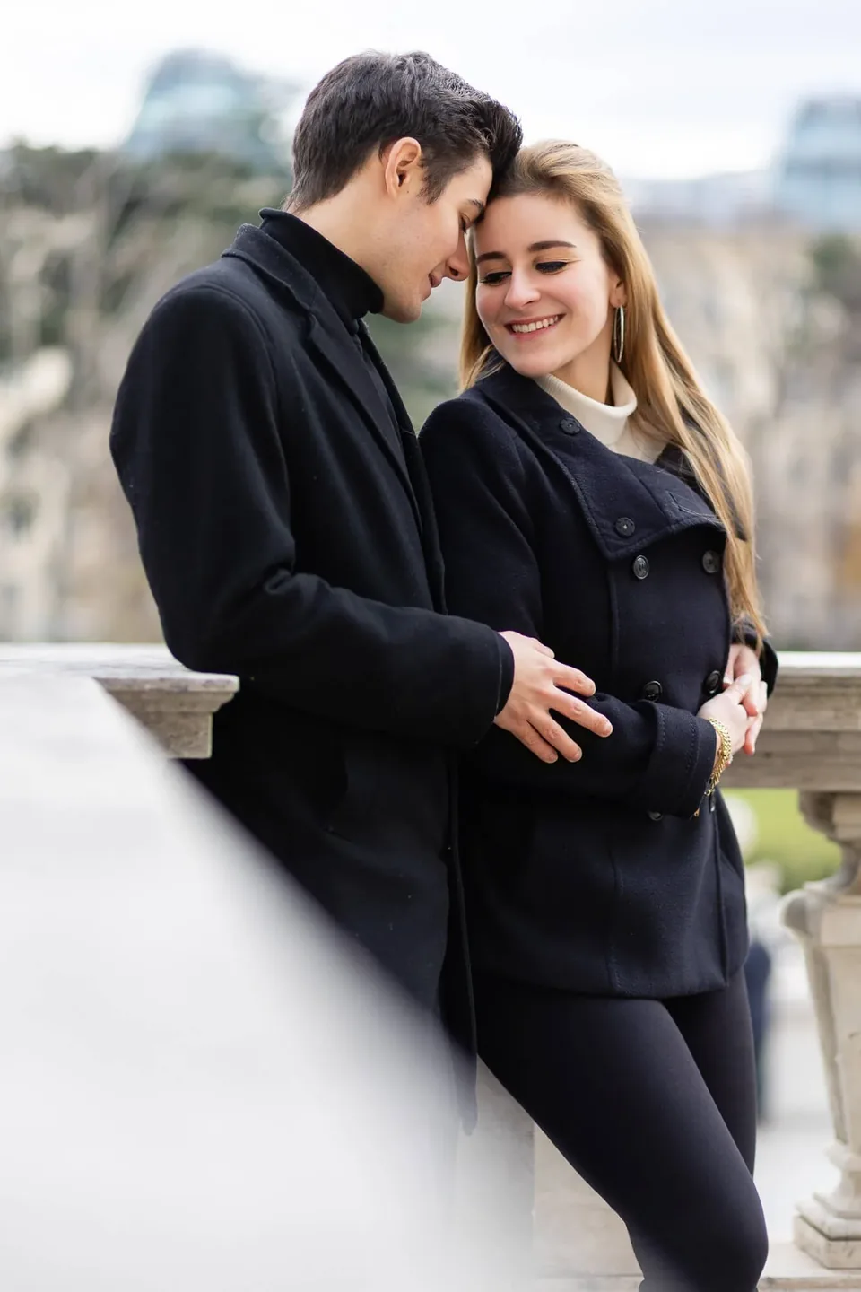 Intimate, quiet moment of an engaged couple in the Burggarten Vienna