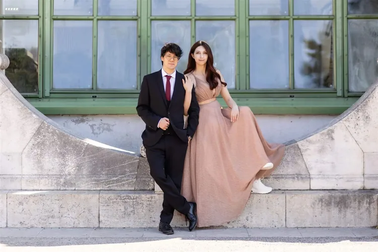 Engaged couple in front of the Palm House in Vienna's Burggarten