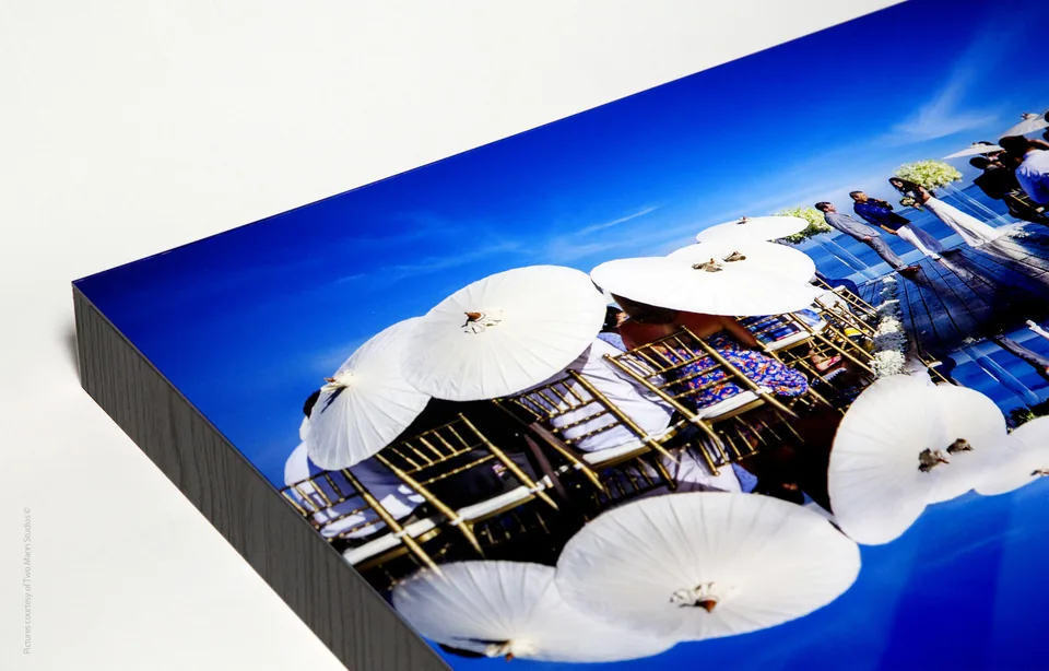Seitenansicht eines Acrylglas-Prints mit sichtbarer Materialstärke