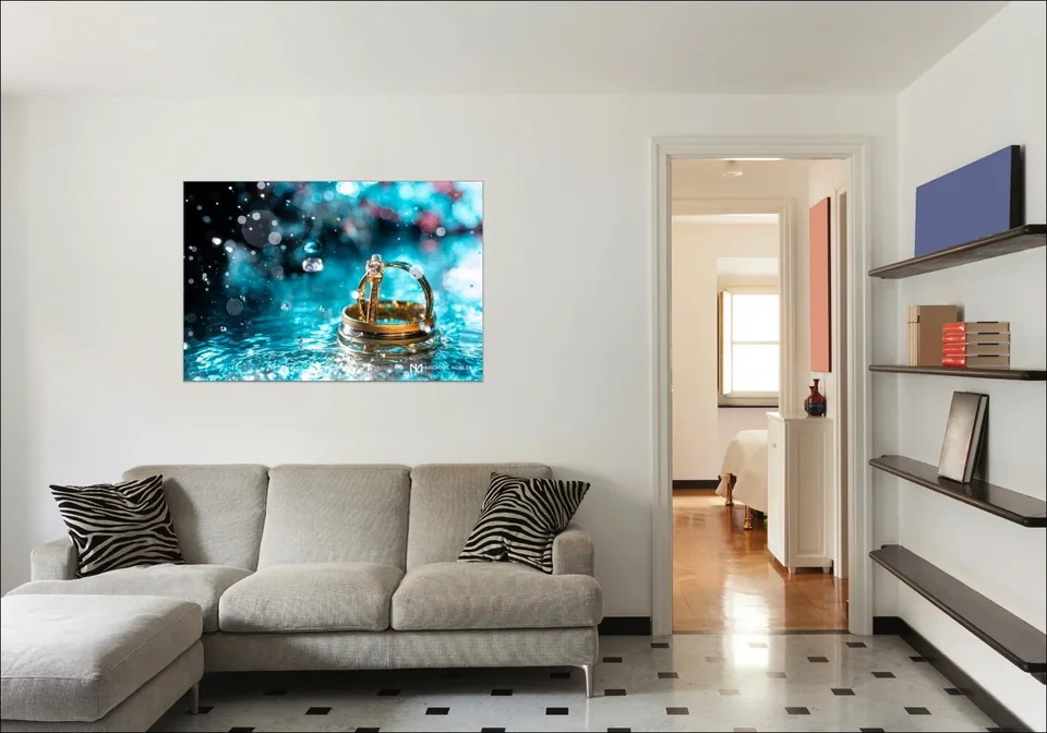 Farbintensiver Hochzeitsprint als Wandkunst über einem Wohnzimmersofa