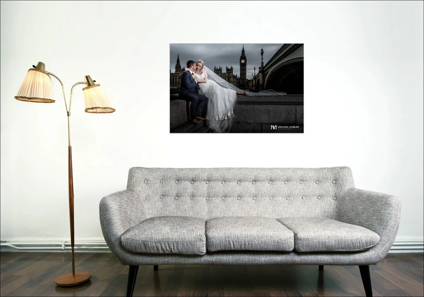 Hochzeitspaar vor Big Ben als großformatiger Wandprint über einem Sofa