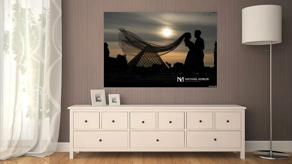 Warmes Sonnenuntergangs-Hochzeitsbild als Wandkunst über einer Kommode