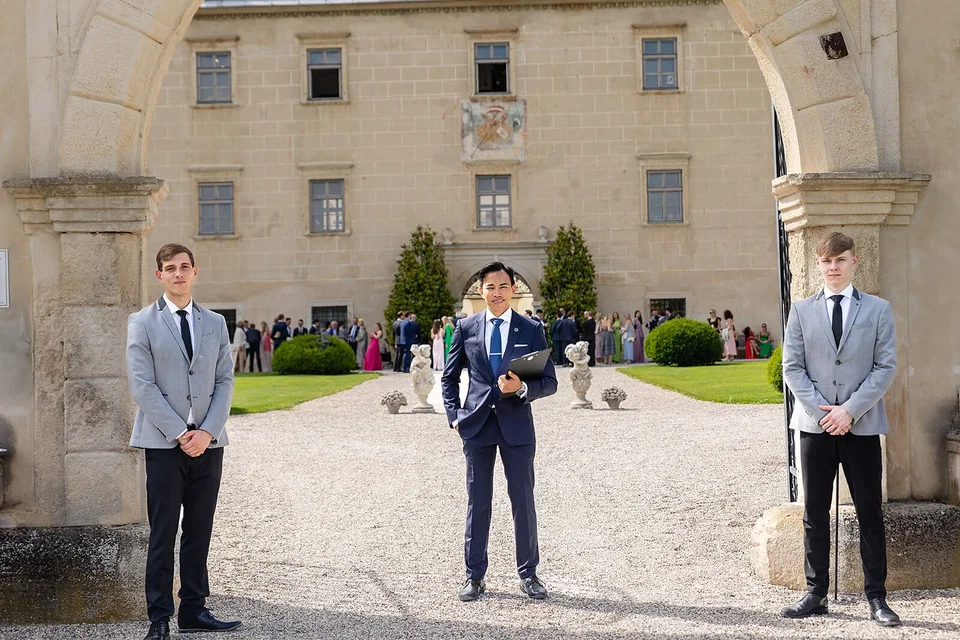 Das Planungsteam von Julian Amenth Weddings und Events im Vorhof von Schloss Walpersdorf