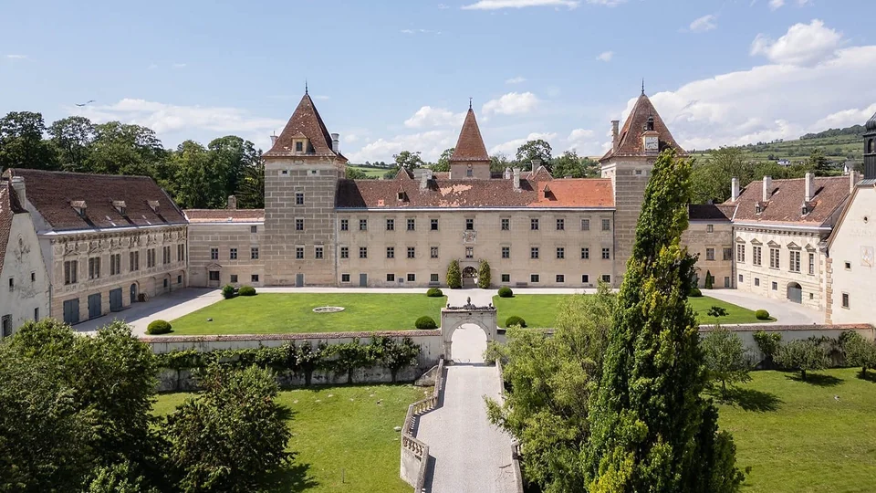 Luftaufnahme von Schloss Walpersdorf mit weitläufigem Schlosspark in Niederösterreich