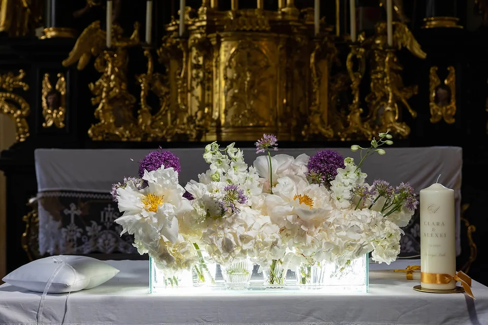 Traualtar in der Schlosskirche Walpersdorf mit weißem Blumenschmuck